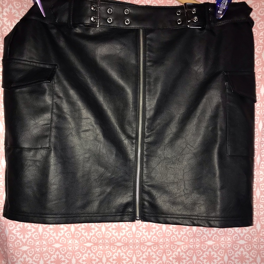 Pleather mini black skirt